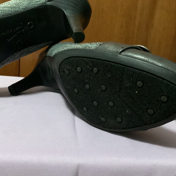 2.5” Grey Tweed Heels - Picture 4 of 5